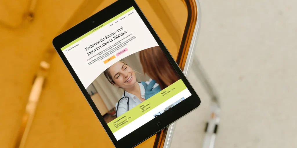 Ein Webdesign für eine Kinderarztpraxis auf dem iPad – gestaltet von der Colbec GmbH – Werbeagentur Tübingen