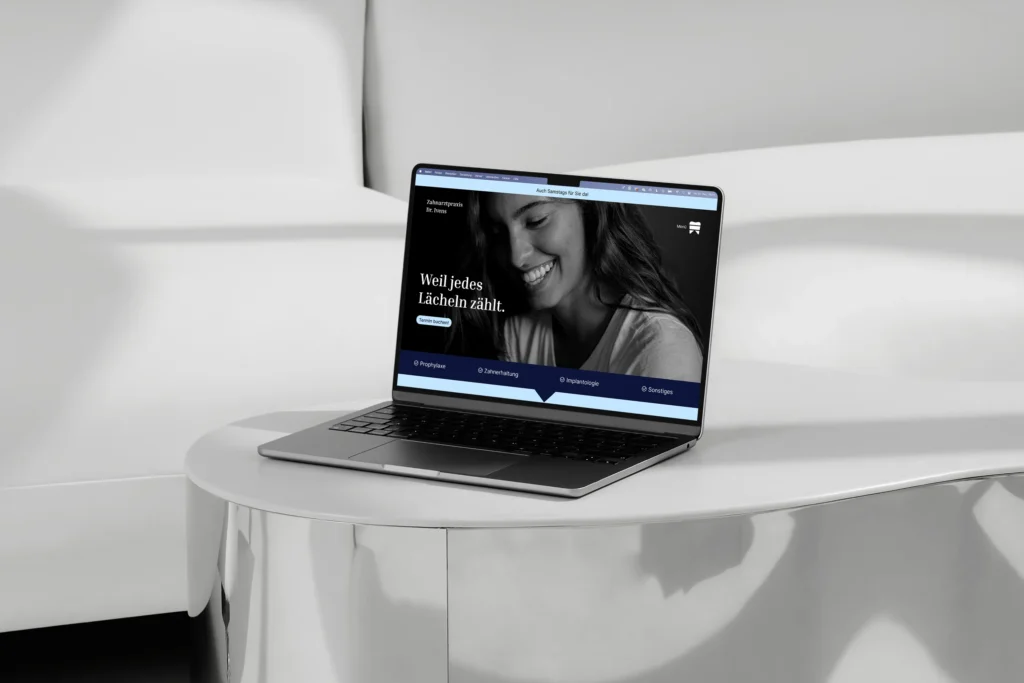 Webdesign für Zahnarztpraxis – moderne Website für medizinische Leistungen mit klarem Design und emotionaler Bildsprache.