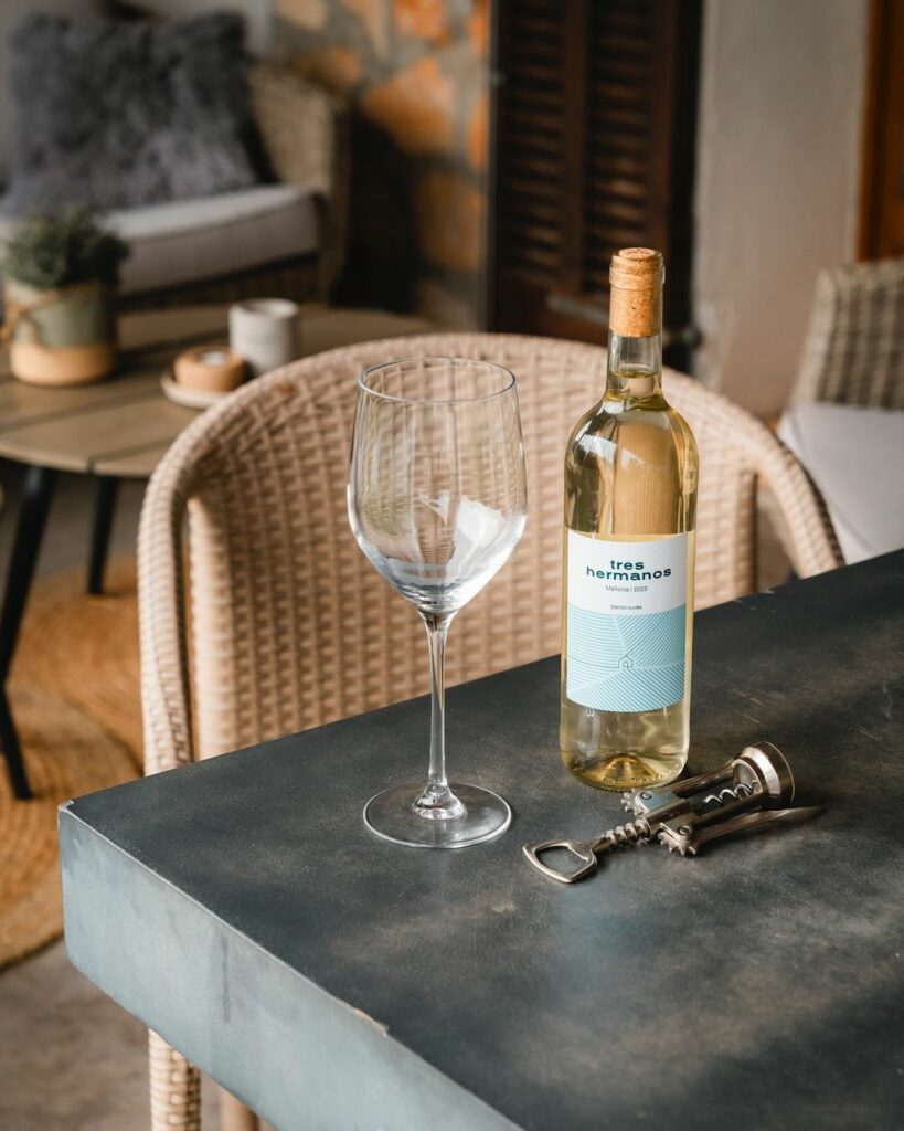 Weinetikett-Design für den mallorquinischen Wein „Tres Hermanos“, inspiriert von der Geschichte dreier Geschwister.