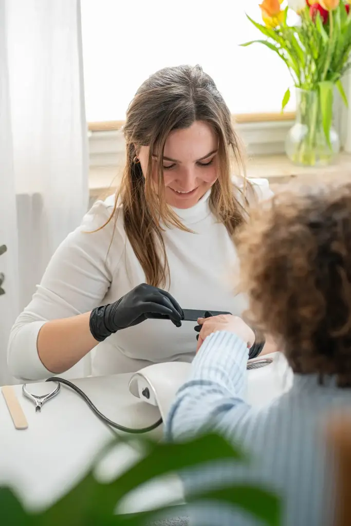 Branding Kosmetikstudio – warum es heute entscheidend ist. In einer Branche, in der sich Leistungen und Preise oft kaum unterscheiden, wird dein Branding zur stärksten Waffe. Es entscheidet darüber, ob dein Kosmetikstudio wahrgenommen, wiedererkannt und gebucht wird. Ein professioneller Markenauftritt schafft Vertrauen, hebt dich von anderen ab und sorgt für Sichtbarkeit – online wie offline.